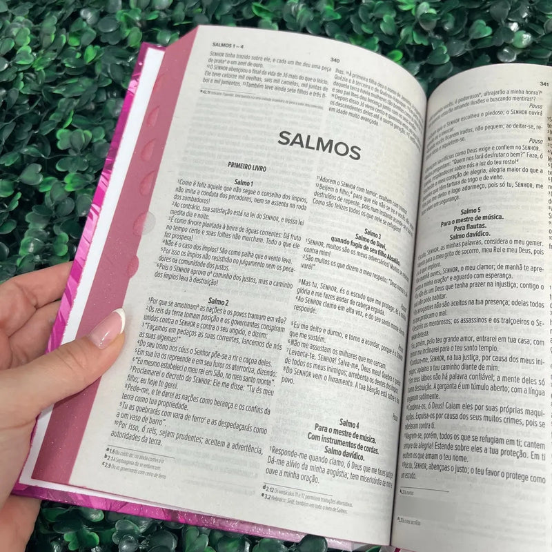 Bíblia NVI Coração Yeshua roxo e rosa - detalhe 3