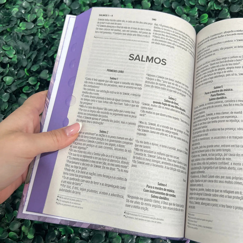 Bíblia feminina Yeshua roxo NVI - detalhe 2