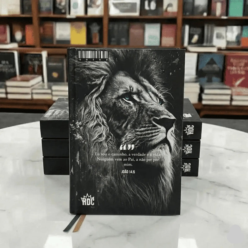 Parte traseira da Bíblia NVI Masculina Leão Preta de capa dura