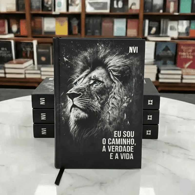 Bíblia NVI Masculina Leão Preta eu sou Caminho a Verdade e a Vida Frente