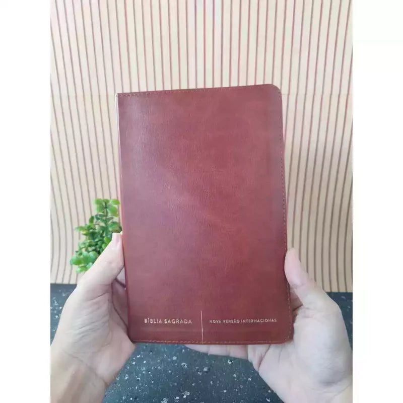 Bíblia NVI Slim Luxo Marrom - detalhe 2