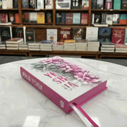 Bíblia Sagrada Feminina Evangélica Versão NVI Letra gigante Yeshua Floral com Capa Dura e Índices Deitada