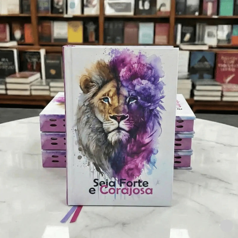 Bíblia Sagrada Feminina Leão Seja Forte e Corajosa Com Harpa e Índice  ARC Frente
