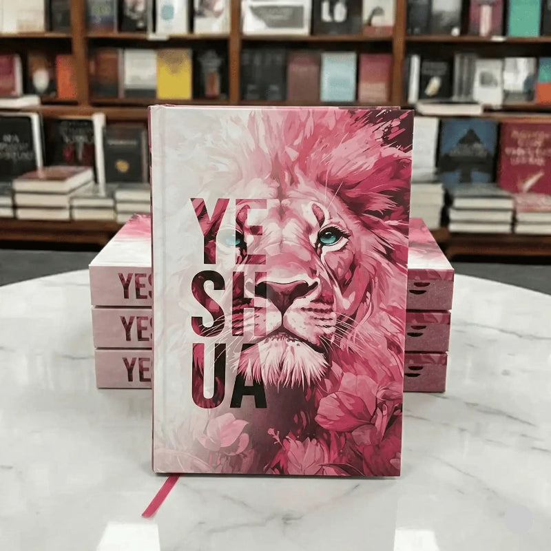 Bíblia Sagrada Feminina Leão Yeshua Rosa Capa Dura Com Harpa e Índice ARC Frente