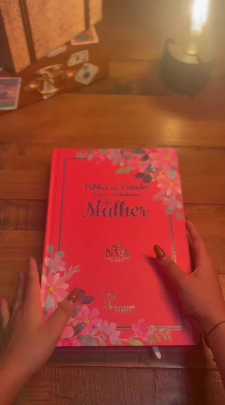 Bíblia NVA de Estudo da Mulher Rosa Intenso - imagem 1