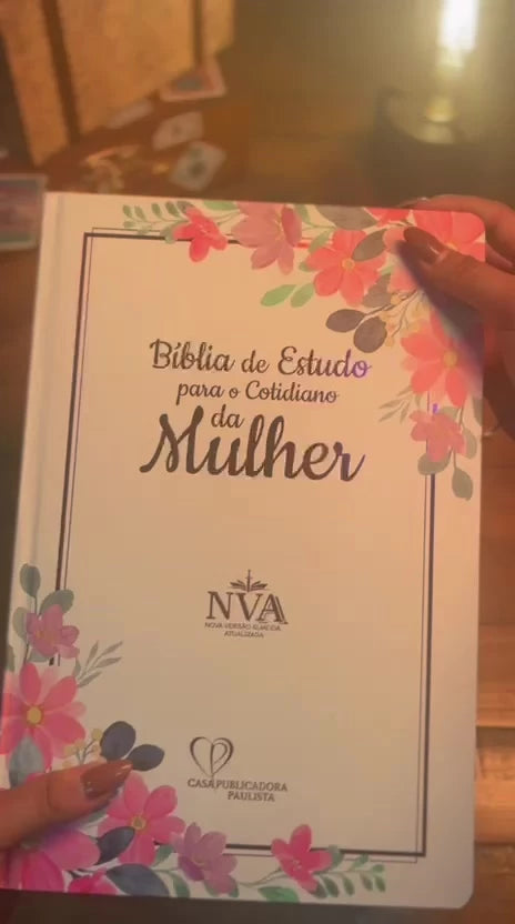 Bíblia NVA de Estudo da Mulher Capa Branca - imagem 1